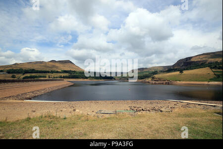 Embargo auf 0001 Dienstag, 17. Juli niedrige Wasserstände auf taube Stein Vorratsbehälter auf Saddleworth Moor in der Nähe von Oldham wie Millionen von Menschen sehen eine Schlauchleitung verbot, Wasser Unternehmen United Utilities angekündigt hat. Stockfoto