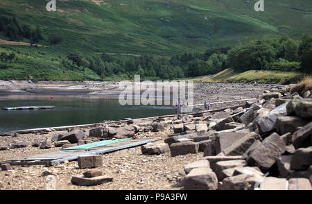 Embargo auf 0001 Dienstag, 17. Juli niedrige Wasserstände auf taube Stein Vorratsbehälter auf Saddleworth Moor in der Nähe von Oldham wie Millionen von Menschen sehen eine Schlauchleitung verbot, Wasser Unternehmen United Utilities angekündigt hat. Stockfoto