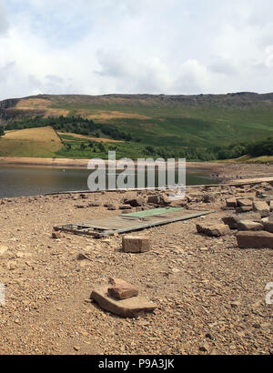 Embargo auf 0001 Dienstag, 17. Juli niedrige Wasserstände auf taube Stein Vorratsbehälter auf Saddleworth Moor in der Nähe von Oldham wie Millionen von Menschen sehen eine Schlauchleitung verbot, Wasser Unternehmen United Utilities angekündigt hat. Stockfoto