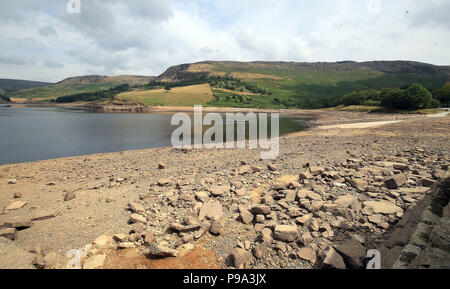 Embargo auf 0001 Dienstag, 17. Juli niedrige Wasserstände auf taube Stein Vorratsbehälter auf Saddleworth Moor in der Nähe von Oldham wie Millionen von Menschen sehen eine Schlauchleitung verbot, Wasser Unternehmen United Utilities angekündigt hat. Stockfoto