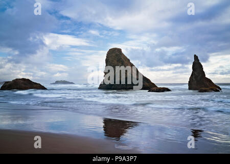 Abend sunbreak wärmt die offshore Meer Stapel entlang Bandon Strand an der südlichen Küste von Oregon. Stockfoto