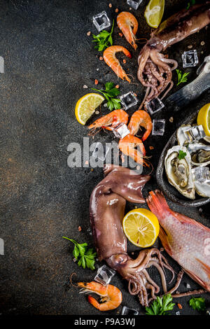 Frische rohe Meeresfrüchte squid Garnelen oyster Miesmuscheln Fisch mit Gewürzen der Kräuter Zitrone auf dunklen rusty Background Copy space Top View Stockfoto