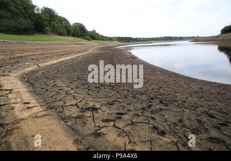 Embargo auf 0001 Dienstag, 17. Juli niedrige Wasserstände in Wayoh Reservoir an Edgworth in der Nähe von Bolton, wie Millionen von Menschen sehen eine Schlauchleitung verbot, Wasser Unternehmen United Utilities angekündigt hat. Stockfoto