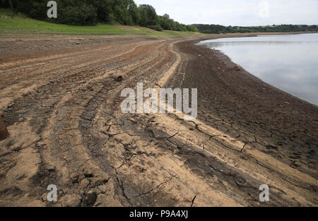 Embargo auf 0001 Dienstag, 17. Juli niedrige Wasserstände in Wayoh Reservoir an Edgworth in der Nähe von Bolton, wie Millionen von Menschen sehen eine Schlauchleitung verbot, Wasser Unternehmen United Utilities angekündigt hat. Stockfoto