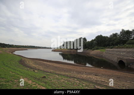 Embargo auf 0001 Dienstag, 17. Juli niedrige Wasserstände in Wayoh Reservoir an Edgworth in der Nähe von Bolton, wie Millionen von Menschen sehen eine Schlauchleitung verbot, Wasser Unternehmen United Utilities angekündigt hat. Stockfoto