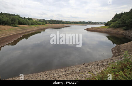 Embargo auf 0001 Dienstag, 17. Juli niedrige Wasserstände in Wayoh Reservoir an Edgworth in der Nähe von Bolton, wie Millionen von Menschen sehen eine Schlauchleitung verbot, Wasser Unternehmen United Utilities angekündigt hat. Stockfoto