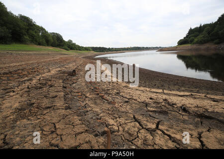 Embargo auf 0001 Dienstag, 17. Juli niedrige Wasserstände in Wayoh Reservoir an Edgworth in der Nähe von Bolton, wie Millionen von Menschen sehen eine Schlauchleitung verbot, Wasser Unternehmen United Utilities angekündigt hat. Stockfoto