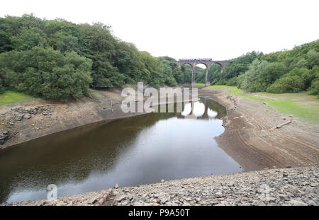 Embargo auf 0001 Dienstag, 17. Juli niedrige Wasserstände in Wayoh Reservoir an Edgworth in der Nähe von Bolton, wie Millionen von Menschen sehen eine Schlauchleitung verbot, Wasser Unternehmen United Utilities angekündigt hat. Stockfoto