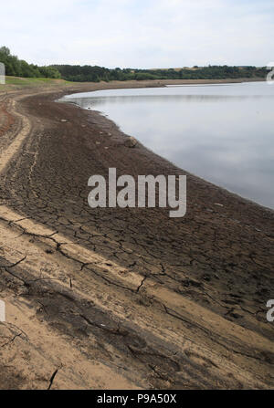 Embargo auf 0001 Dienstag, 17. Juli niedrige Wasserstände in Wayoh Reservoir an Edgworth in der Nähe von Bolton, wie Millionen von Menschen sehen eine Schlauchleitung verbot, Wasser Unternehmen United Utilities angekündigt hat. Stockfoto