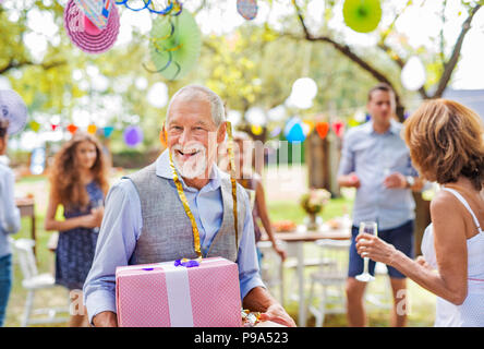 Familienfeier oder eine Gartenparty außerhalb im Hinterhof. Stockfoto