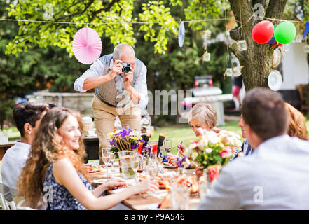 Familienfeier oder eine Gartenparty außerhalb im Hinterhof. Stockfoto