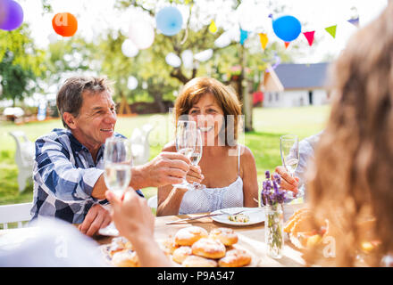 Familienfeier oder eine Gartenparty außerhalb im Hinterhof. Stockfoto