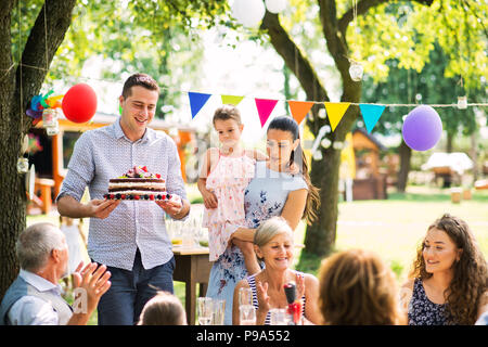 Familienfeier oder eine Gartenparty außerhalb im Hinterhof. Stockfoto