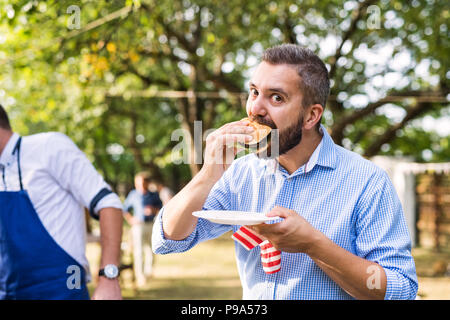 Familienfeier oder eine Grillparty im Freien in den Hinterhof. Stockfoto