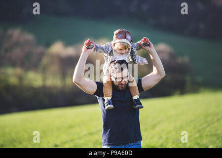 Ein Vater mit seinem Kind Sohn außerhalb im Frühjahr die Natur. Stockfoto