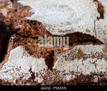 Artisan gesunde organische Traditionelle geknackt Sauerteig Roggenbrot Stockfoto