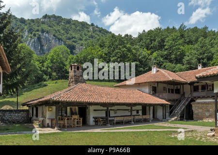 Herrliche Aussicht auf den mittelalterlichen Poganovo Kloster des Hl. Johannes des Theologen, Serbien Stockfoto