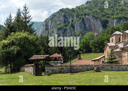 Herrliche Aussicht auf den mittelalterlichen Poganovo Kloster des Hl. Johannes des Theologen, Serbien Stockfoto