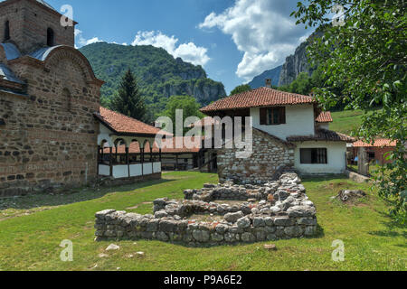 Herrliche Aussicht auf den mittelalterlichen Poganovo Kloster des Hl. Johannes des Theologen, Serbien Stockfoto