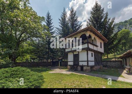 Herrliche Aussicht auf den mittelalterlichen Poganovo Kloster des Hl. Johannes des Theologen, Serbien Stockfoto