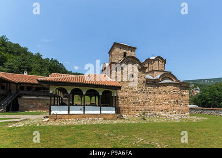 Herrliche Aussicht auf den mittelalterlichen Poganovo Kloster des Hl. Johannes des Theologen, Serbien Stockfoto