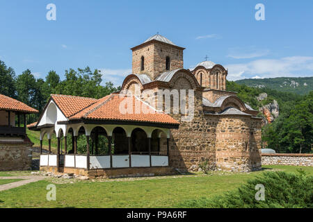 Herrliche Aussicht auf den mittelalterlichen Poganovo Kloster des Hl. Johannes des Theologen, Serbien Stockfoto