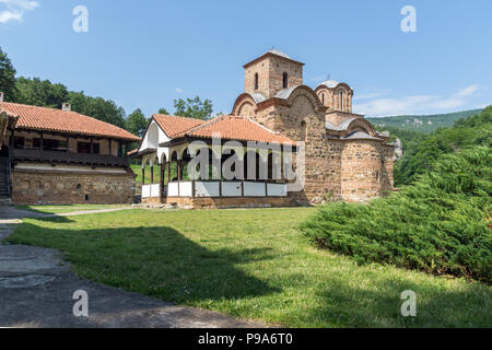 Herrliche Aussicht auf den mittelalterlichen Poganovo Kloster des Hl. Johannes des Theologen, Serbien Stockfoto