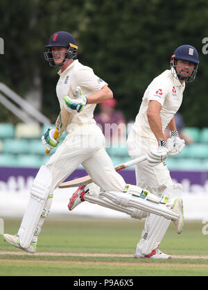 England Löwen Alastair Koch (rechts) verläuft zwischen dem wicket mit schlagenden Partner England Löwen Nick Gubbins während der internationalen Tour Gleiches an Blackfinch neue Straße, Worcester Stockfoto