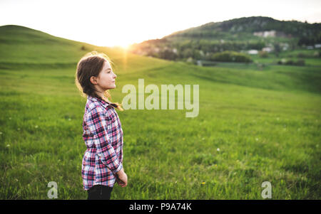 Ein kleines Mädchen stand in der freien Natur. Stockfoto