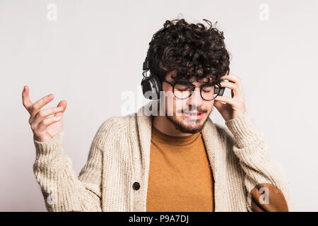 Porträt eines jungen Mannes mit Kopfhörern in einem Studio. Stockfoto