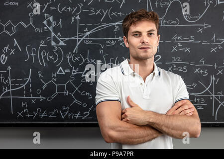 Porträt der jungen Lehrer verschränkte Arme Stockfoto