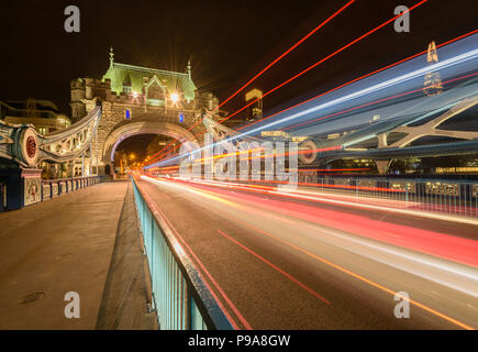 Lange Exposition, leichte Spuren von Autos und Bussen über die Tower Bridge, London reisen, bei Nacht mit dem Shard bis in der Ferne leuchtet Stockfoto