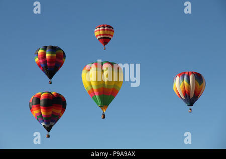 Eine Gruppe von bunten Heißluftballons vor blauem Himmel. Auf der Balloon Fiesta Albuquerque in New Mexico genommen Stockfoto