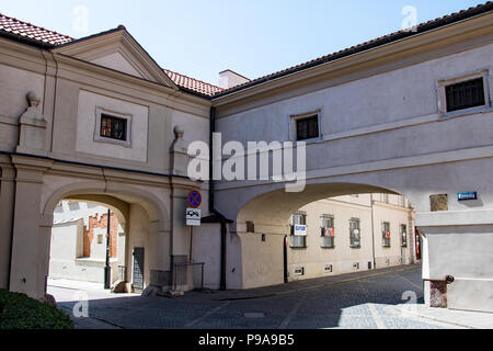 Gewölbter Durchgang Straßen in der Altstadt von Warschau. Stockfoto
