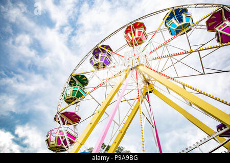 Multicolor Riesenrad auf blauen Himmel Hintergrund Stockfoto