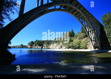 Highway 1 Brücke über Russian Gulch State Park entlang der Mendocino Coast Stockfoto