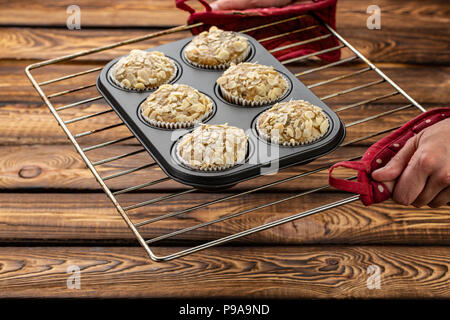 Karotte Cupcakes mit Zitrone und Apfel, Mandeln auf Holz- Hintergrund, raw Silikon Form auf ein Backblech Stockfoto