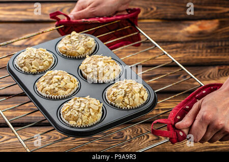 Karotte Cupcakes mit Zitrone und Apfel, Mandeln auf Holz- Hintergrund, raw Silikon Form auf ein Backblech Stockfoto