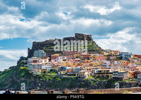 Skyline und die Häuser und den Platz von Castelsardo auf der Insel Sardinien Stockfoto