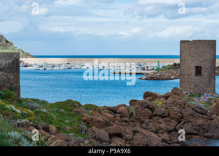 Der Hafen mit Booten und Schiffen von Castelsardo auf der Insel Sardinien Stockfoto