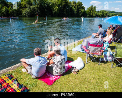 Zuschauer, Sehen, Rudern, Racing, Regatta, Henley-on-Thames, Oxfordshire, England, UK, GB. Stockfoto