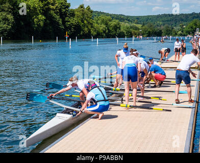 Woman's rudernde Mannschaft Vorbereitung Boot, Racing, Regatta, Henley-on-Thames, Oxfordshire, England, UK, GB. Stockfoto