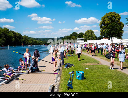 Woman's rudernde Mannschaft Vorbereitung Boot, Racing, Regatta, Henley-on-Thames, Oxfordshire, England, UK, GB. Stockfoto