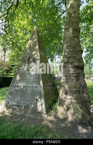 Blick auf die Pyramide auf dem Friedhof der St. Anna Kirche (erbaut 1727) in Limehouse, London, das vom Architekten Nicholas Hawksmoor (1 entwickelt wurde. Stockfoto