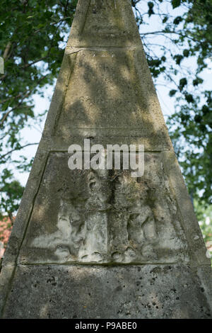 Blick auf die Pyramide auf dem Friedhof der St. Anna Kirche (erbaut 1727) in Limehouse, London, das vom Architekten Nicholas Hawksmoor (1 entwickelt wurde. Stockfoto