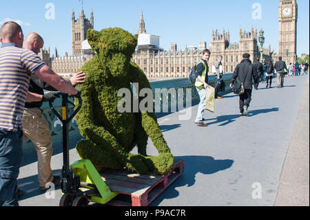 London, Großbritannien. 24. Mai 2016. Fünf von sechs Fuß monkey Installationen sind über die Westminster Bridge aufgestellt, um Neue Bio-Bridges der Body Shop starten Stockfoto