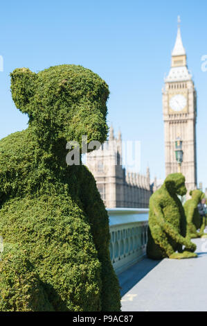 London, Großbritannien. 24. Mai 2016. Fünf von sechs Fuß monkey Installationen sind über die Westminster Bridge aufgestellt, um Neue Bio-Bridges der Body Shop starten Stockfoto