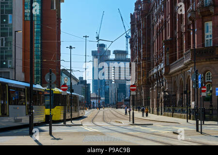 Die Achse und Deansgate Square Apartment Blocks (im Bau) mit einem Metrolink tram Passing The Midland Hotel, Lower Mosley St., Manchester, UK Stockfoto