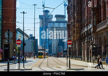 Die Achse und Deansgate Square Apartment Blocks (im Bau) mit einem Metrolink tram Passing The Midland Hotel, Lower Mosley St., Manchester, UK Stockfoto