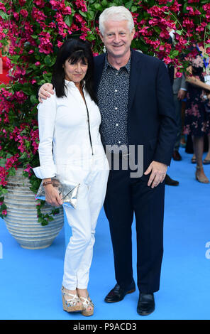 Emma Freud und Richard Curtis die Teilnahme an der Premiere von Mamma Mia! Hier gehen wir wieder in den Eventim Hammersmith Apollo, London. Stockfoto